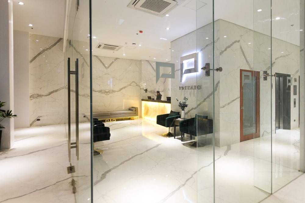Privato Makati 41/41
