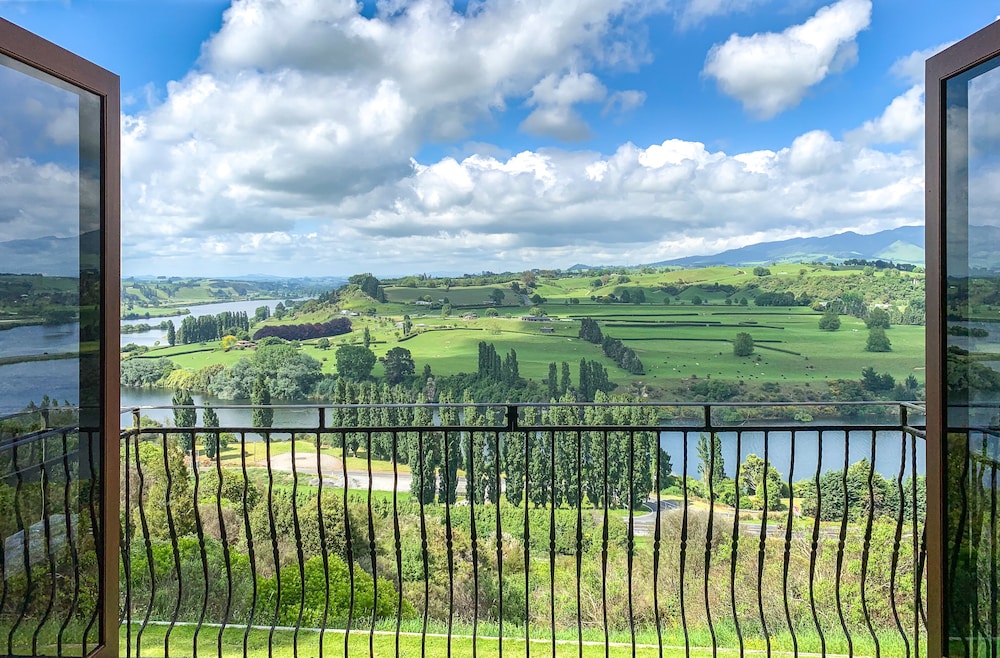 LAKE KARAPIRO LODGE 41/50