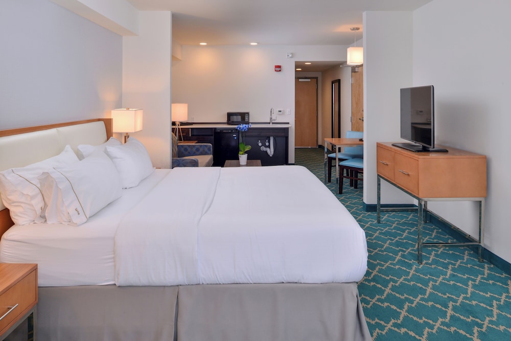 Suite, King Bed, Sofa, Accessible
