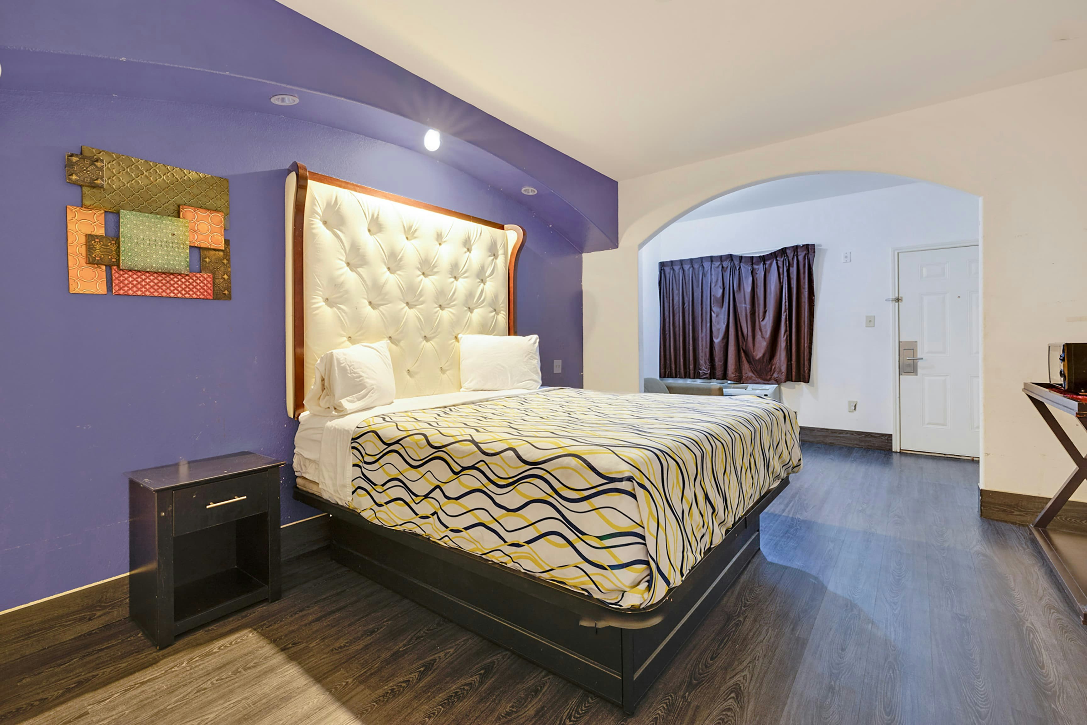 Capital O Deluxe Inn Channelview Houston I-10 37/58