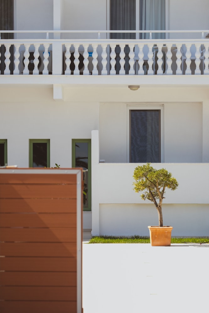 Elektra Hotel 2/44