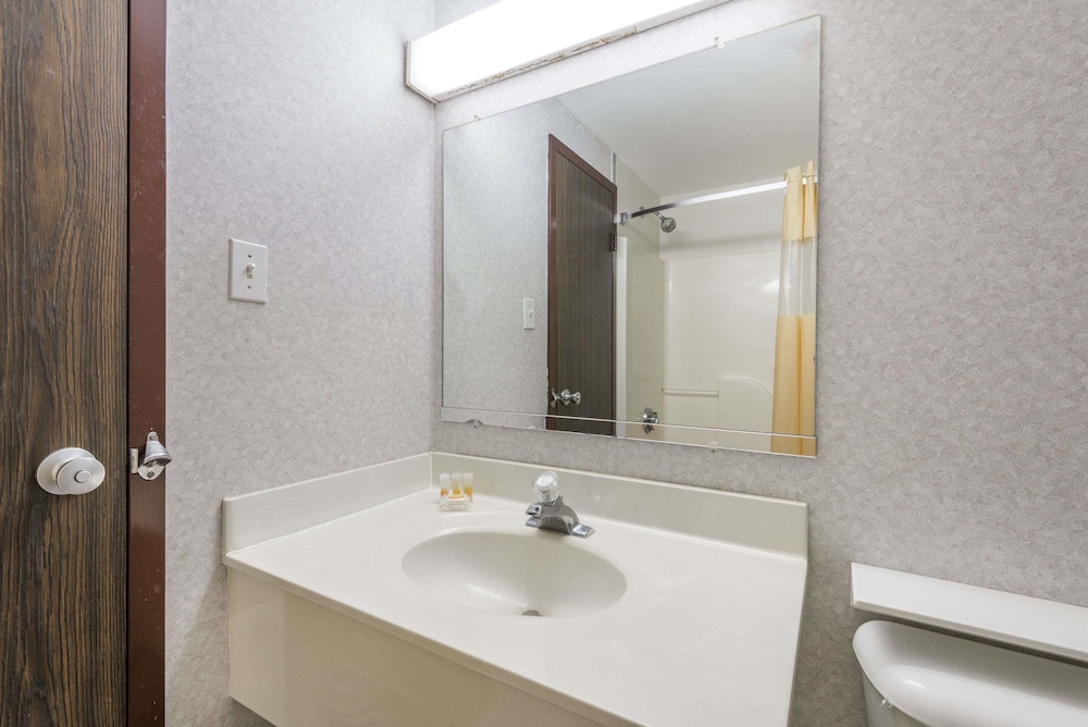 Days Inn By Wyndham Berlin Meriden 11/27
