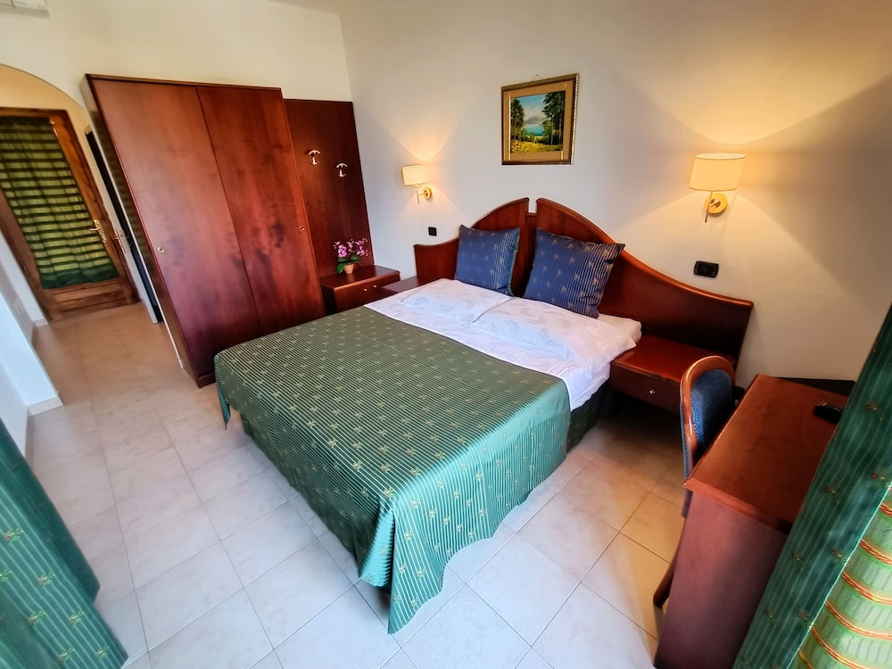 غرفة كومفورت بسرير كوين، Villa Isabella Hotel & Residence 3/5