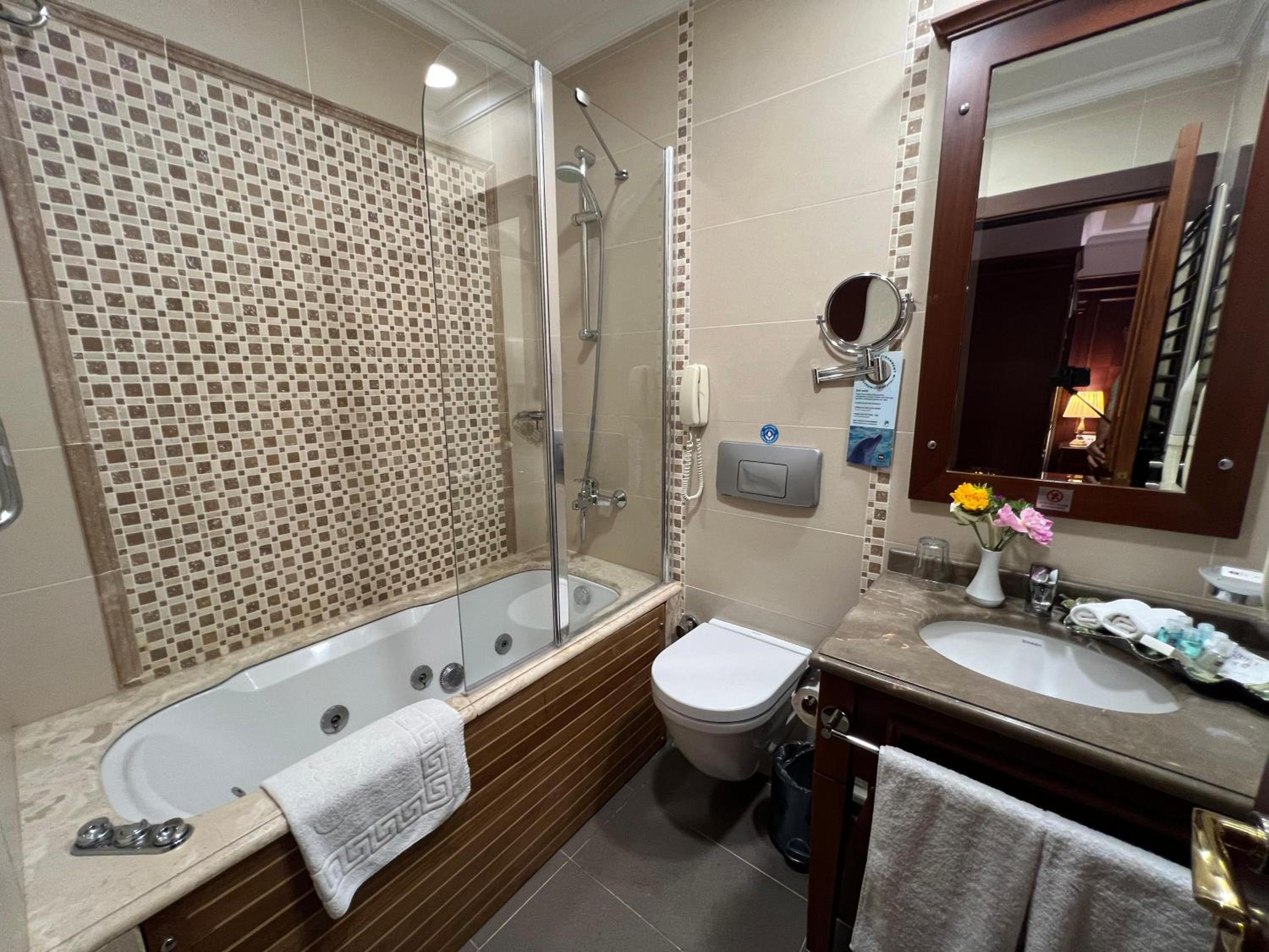 جناح ديلوكس بسرير كوين، Glk Premier Regency Suites And Spa 10/10