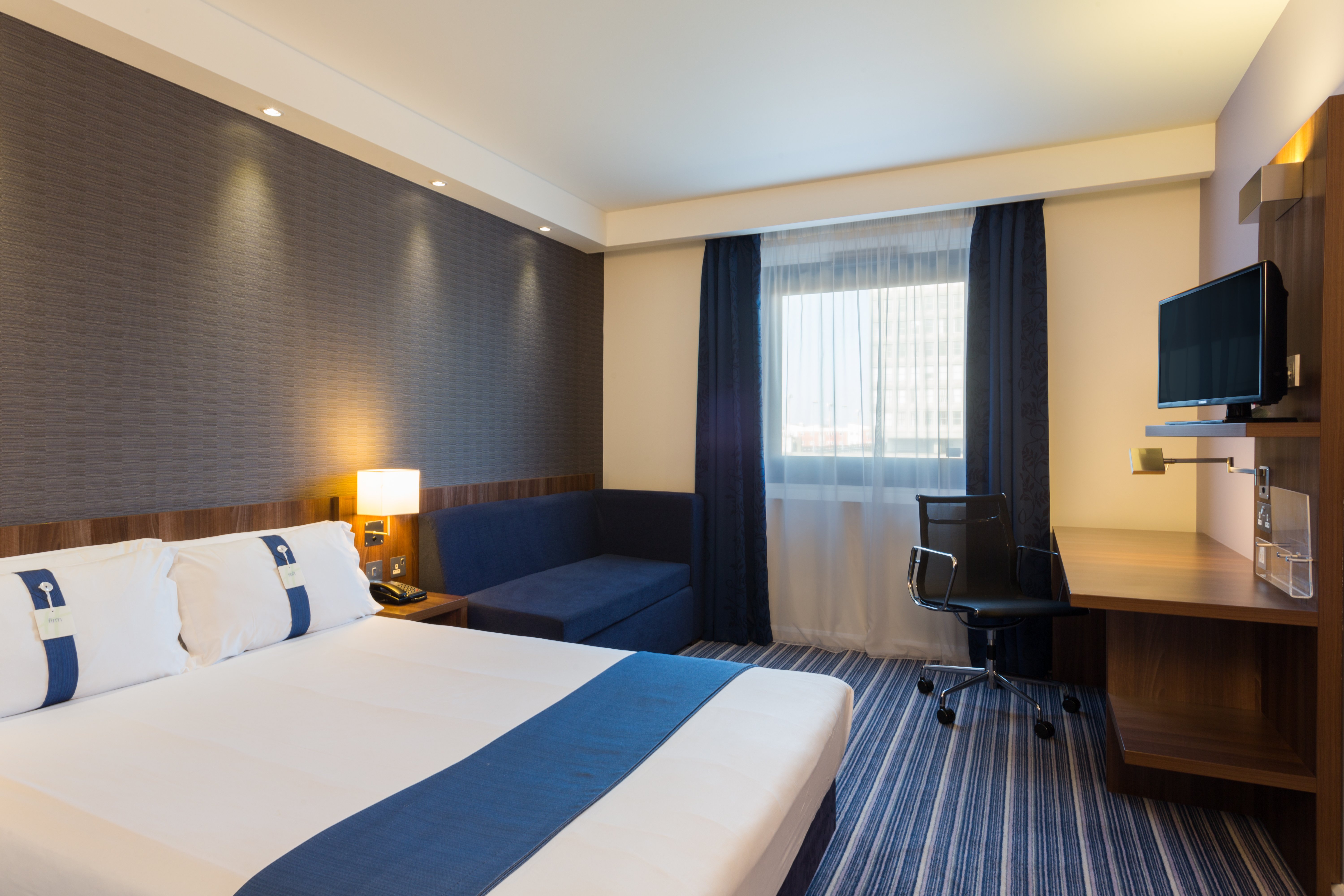 HOLIDAY INN EXPRESS HARLOW 26/74