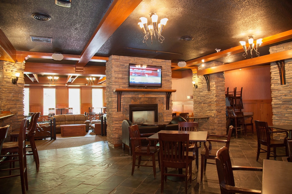 Twin Pine Inn & Suites 24/45