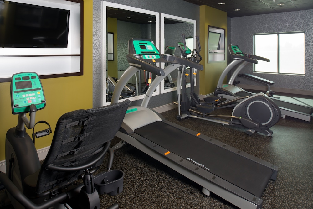 Holiday Inn Express Hotel Suites Kansas City Airport 37/72