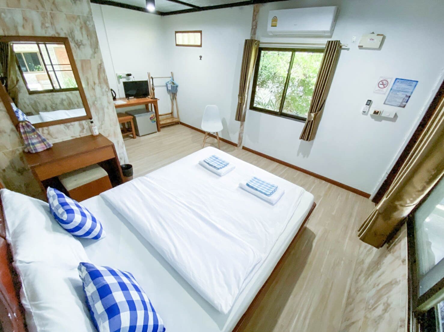 ROOM, DOUBLE BED