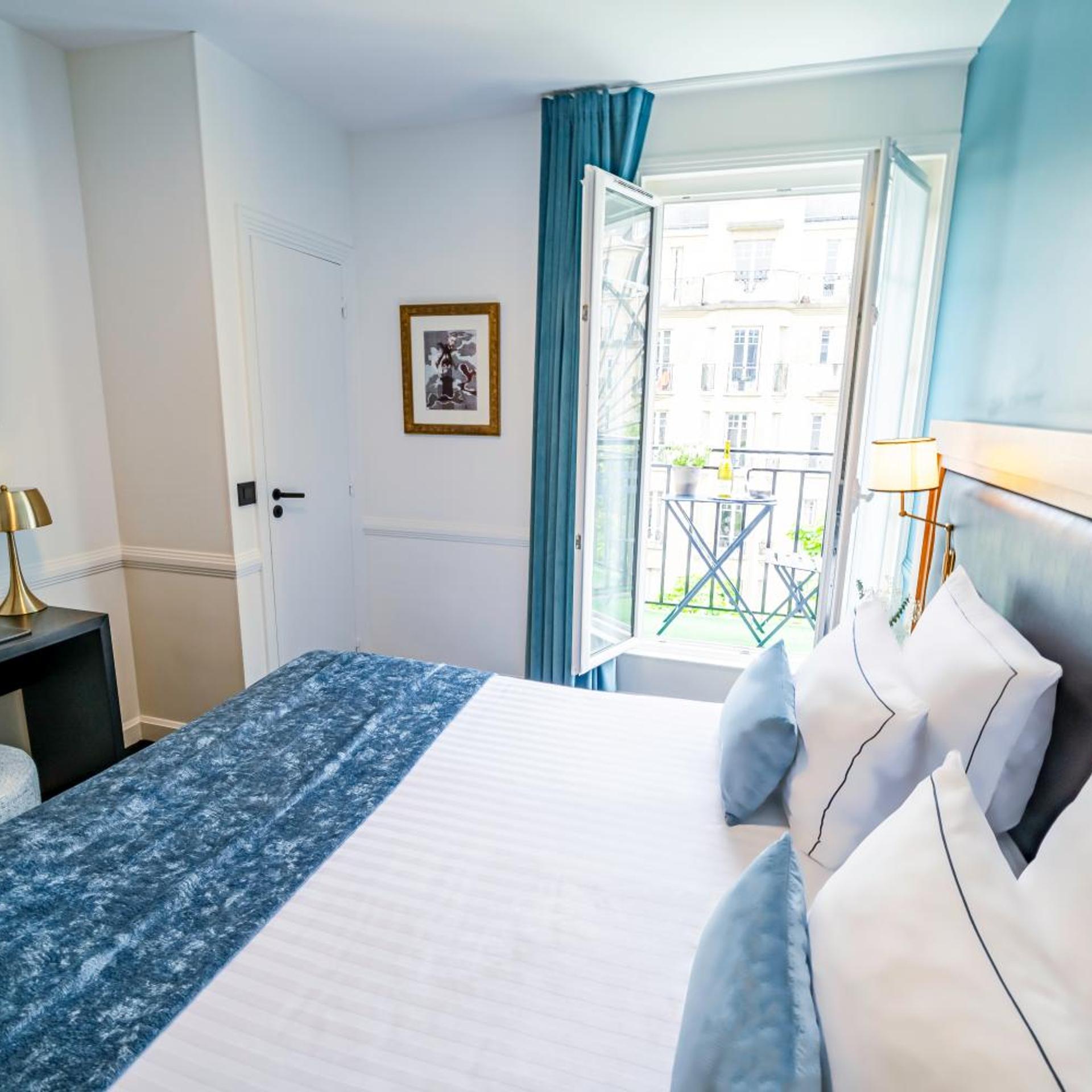 Classic, Double Bed, Eiffel View, Balcony