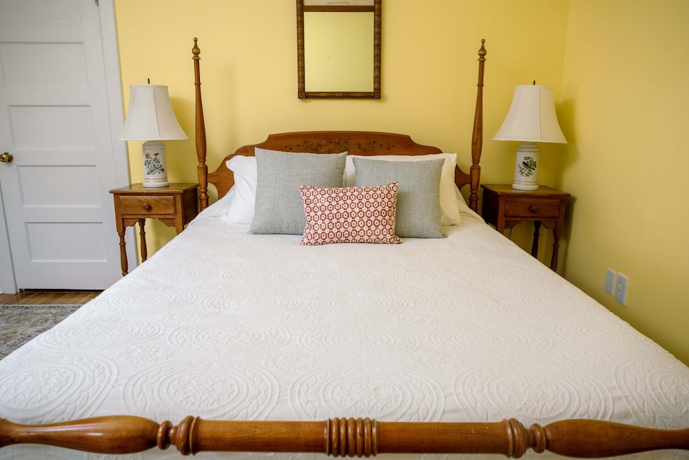 Mansion, Queen Bed