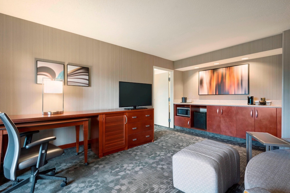 COURTYARD BY MARRIOTT AKRON FAIRLAWN 10/42