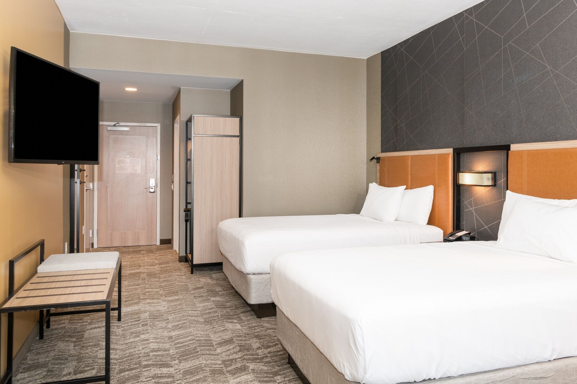 suite, multiple beds