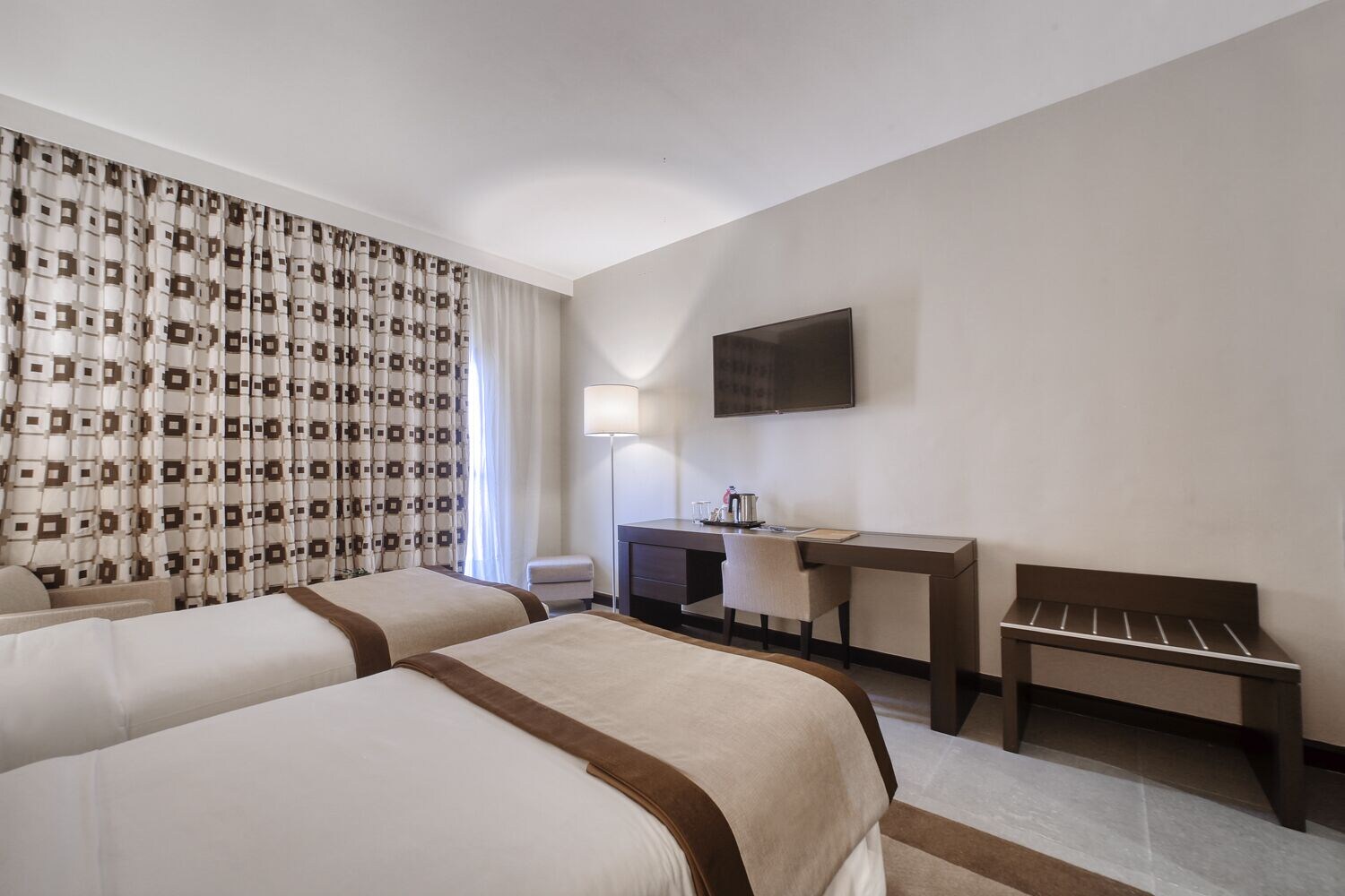 DELUXE, TWIN BEDS