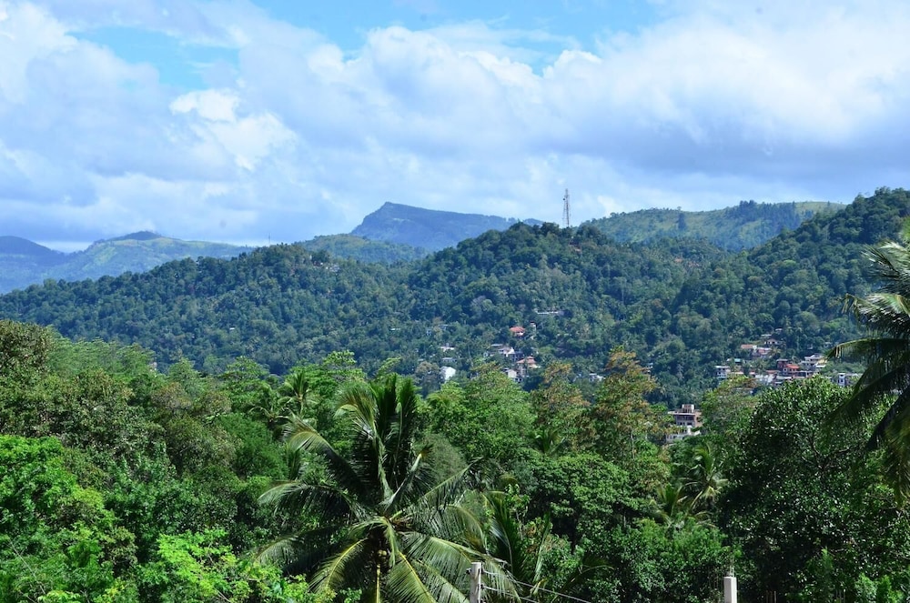 Deer Point Hotel Kandy 30/41