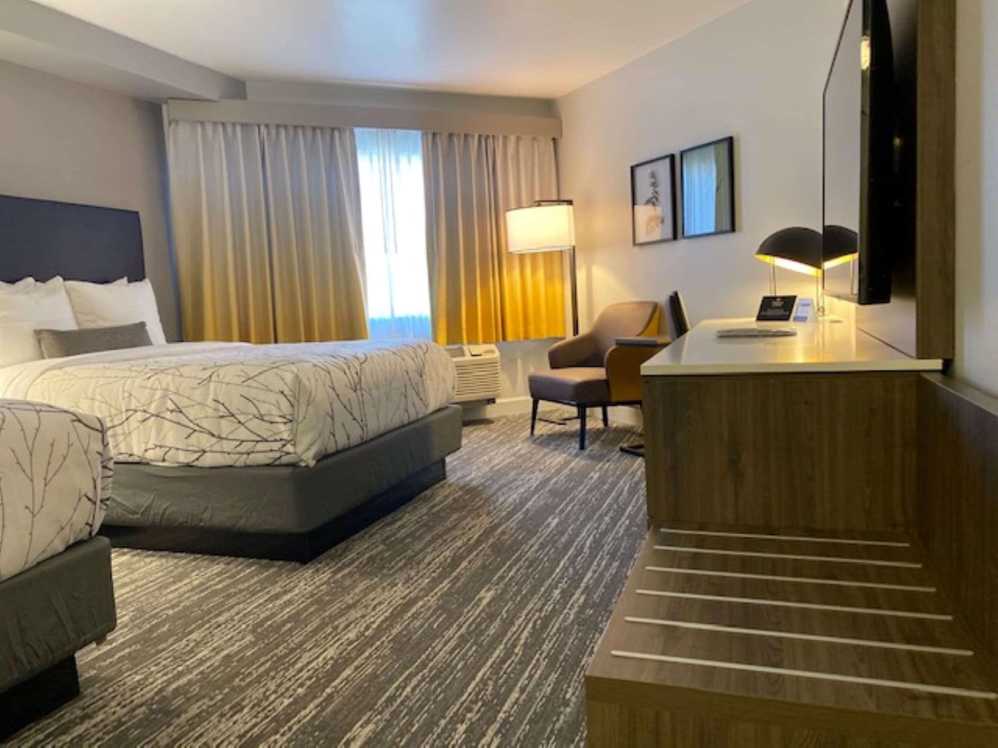 غرفة قياسية بسريرين كوين بإطلالة على المسبح بشرفة، Best Western Denver East 4/10