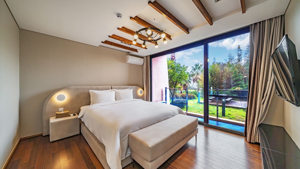 Pool, King and Twin Beds