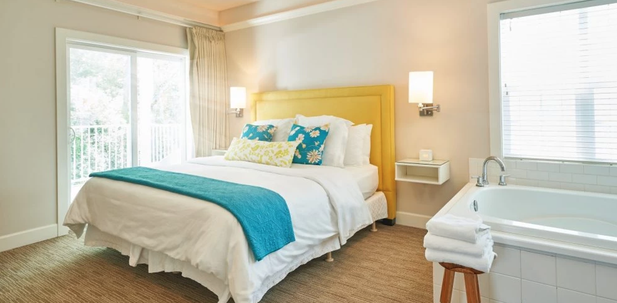 Suite, King Bed, Hill Side