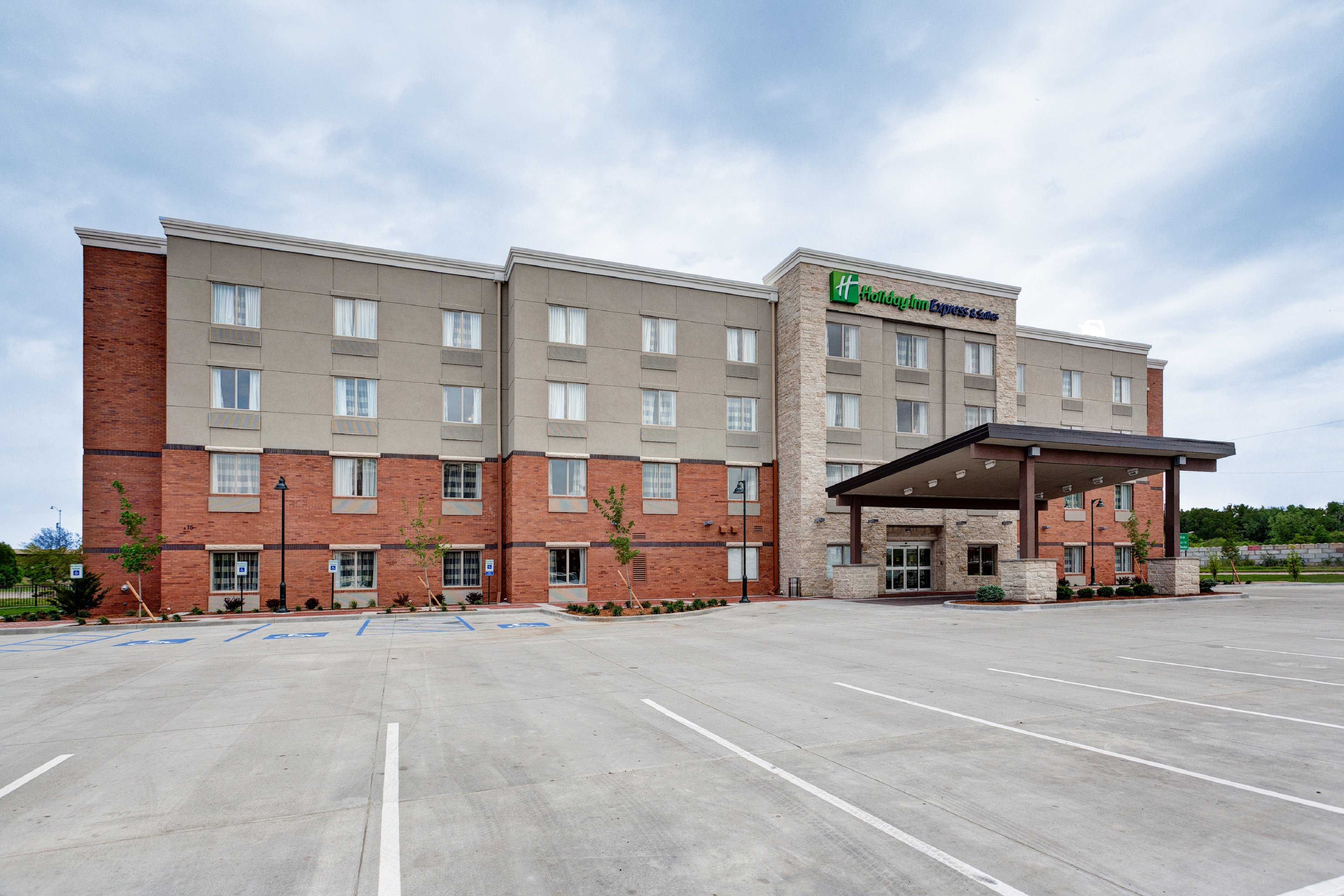 Holiday Inn Express And Suites Manhattan 51/55