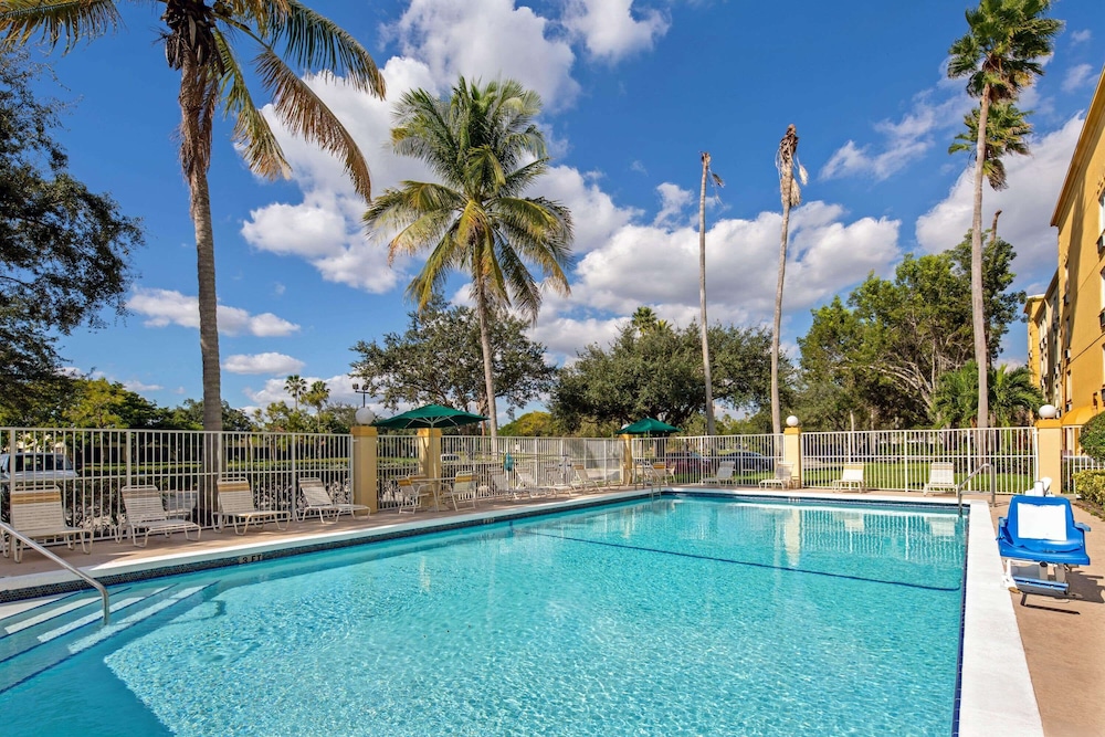 La Quinta Inn & Suites by Wyndham Sawgrass 32/55