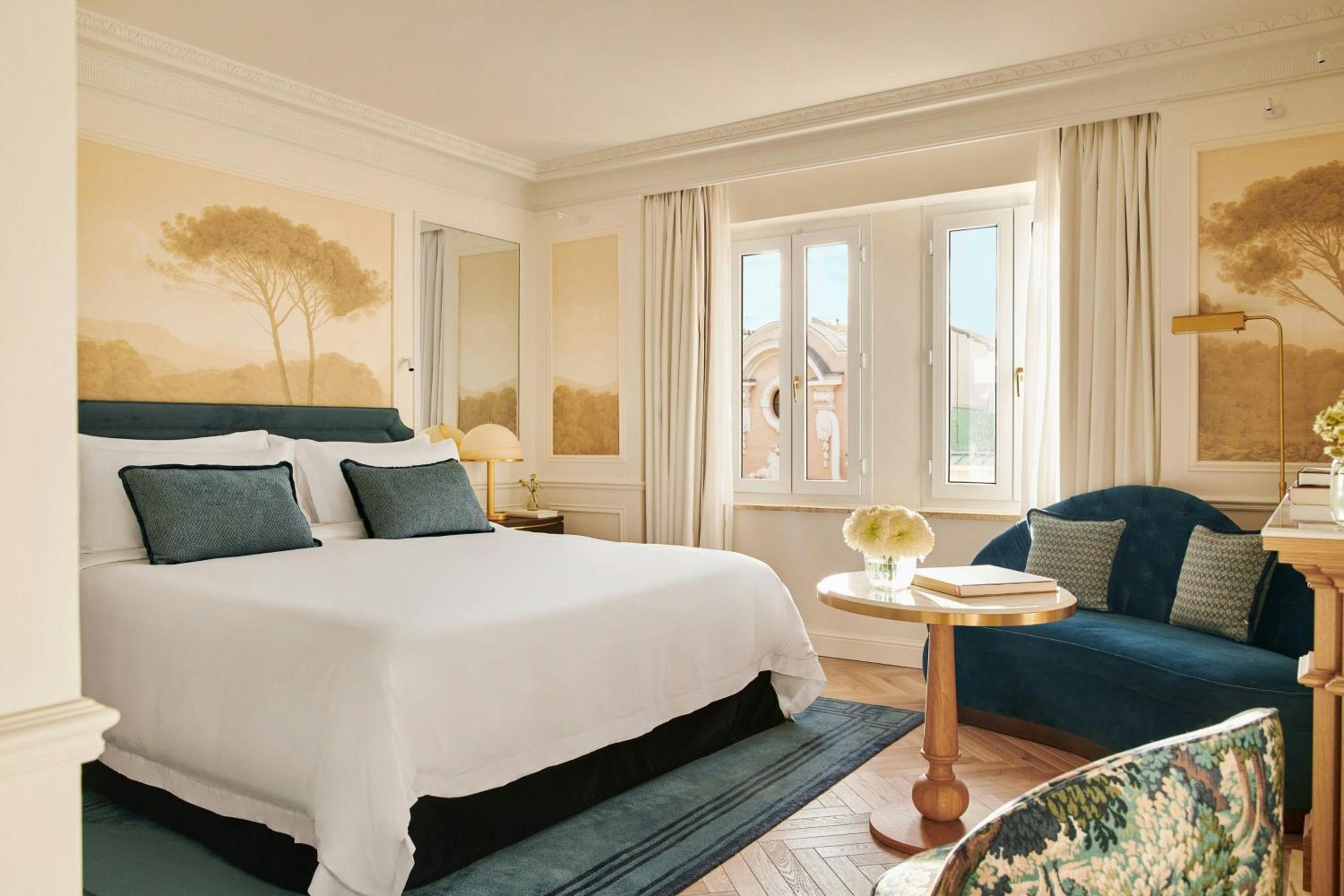 PREMIUM, KING BED, STREET VIEW