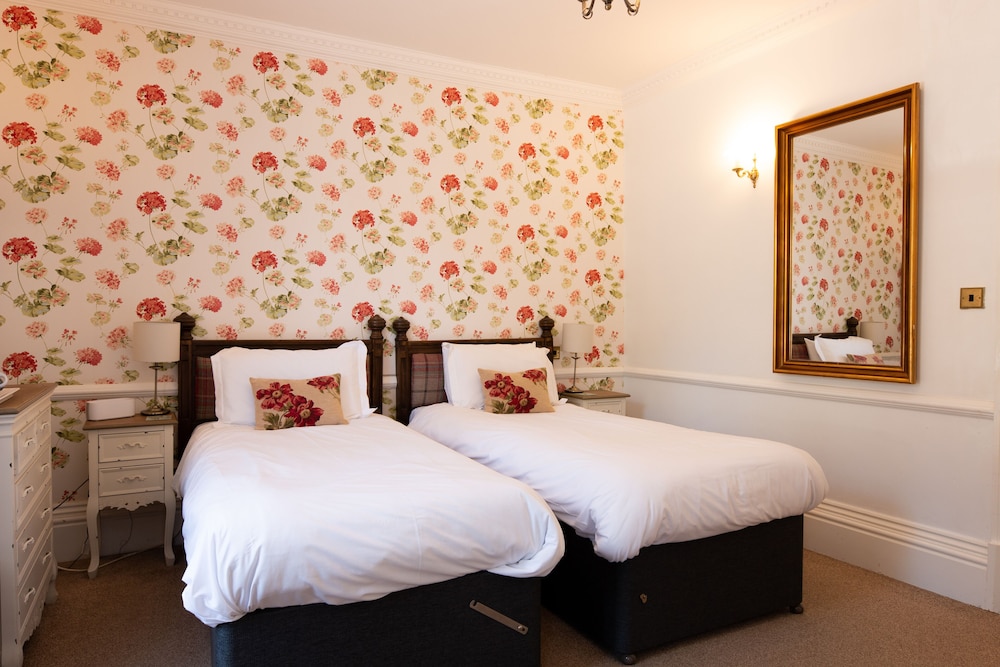 غرفة قياسية بسريرين منفصلين