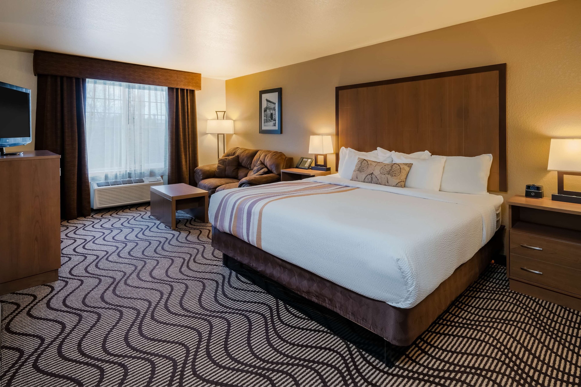 غرفة قياسية بسرير كينج بحوض جاكوزي، Best Western Plus Riverfront Hotel And Suites 6/10