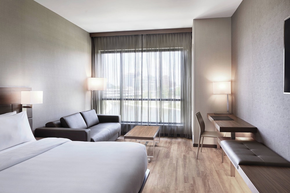 غرفة بسرير كينج بإطلالة على المدينة مع أريكة لذوي الإعاقة، Ac Hotel Huntsville Downtown 2/5