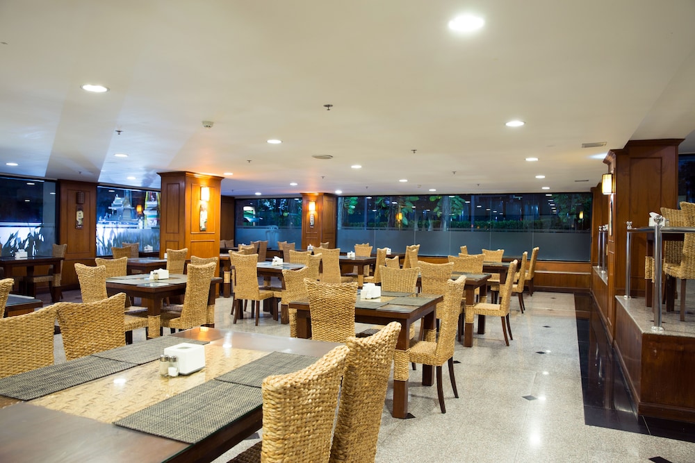C H Hotel 33/49