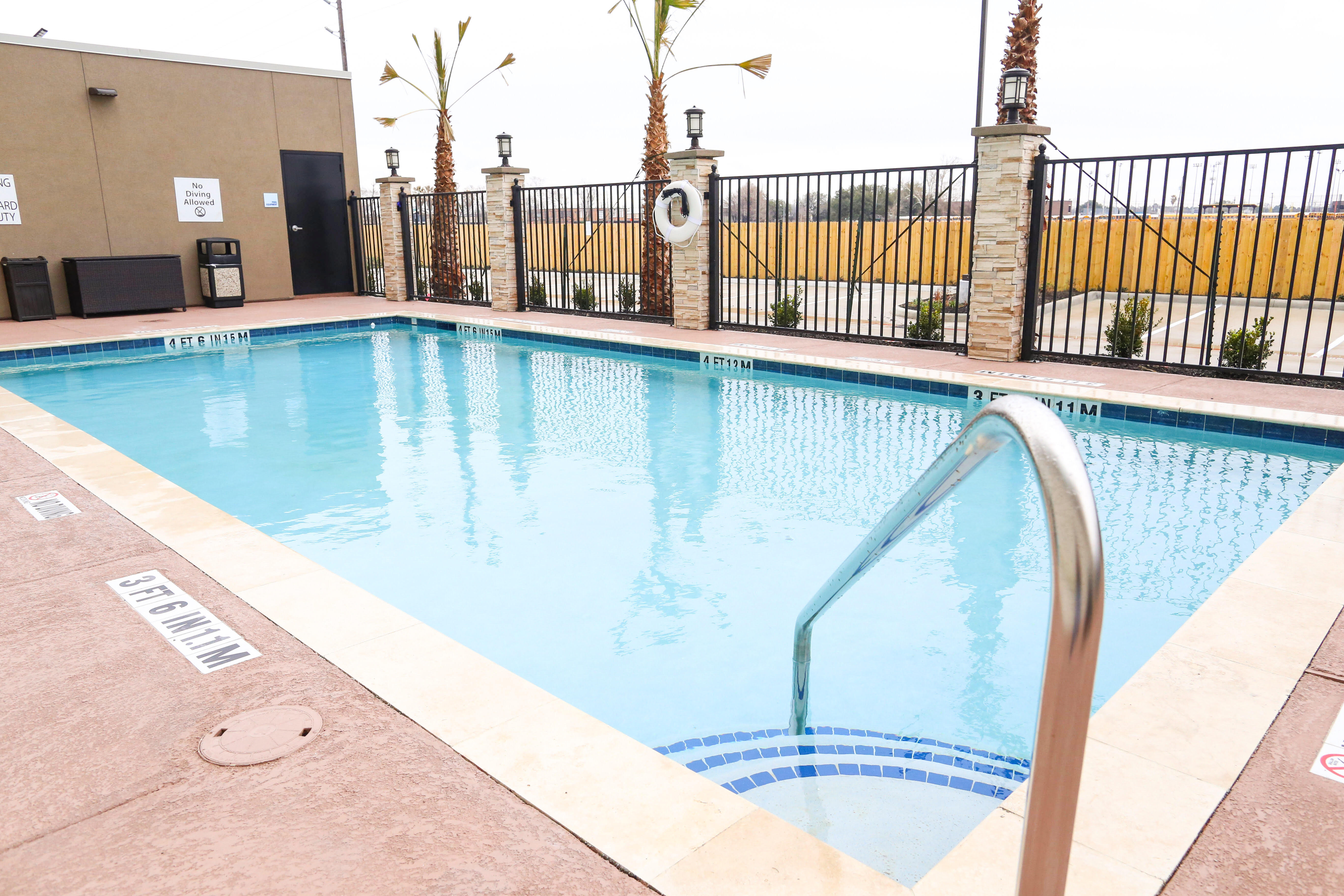 Holiday Inn Express Suites Houston Iah Beltway 8 45/65