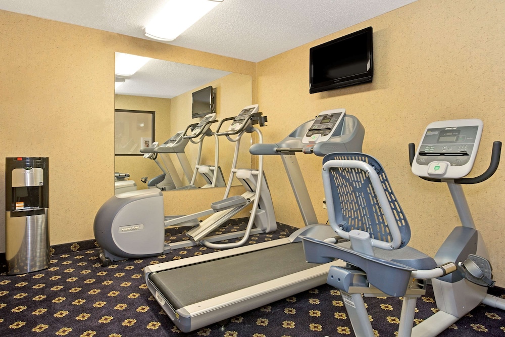 Hawthorn Extended Stay by Wyndham Cincinnati/Sharonville 16/24