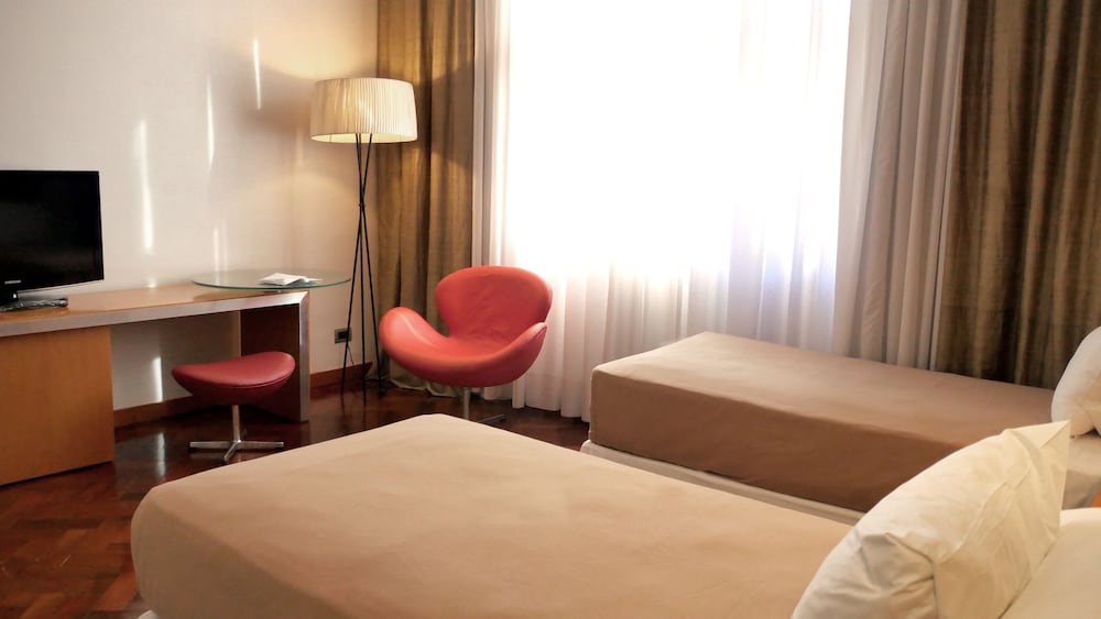 725 Continental Hotel 18/55