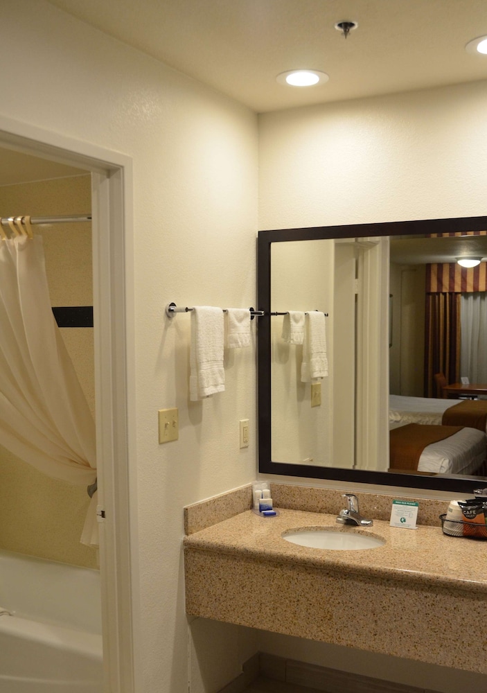 Best Western Norwalk Inn 18/35