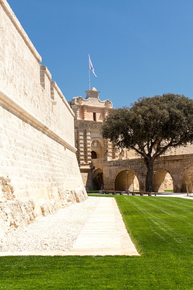 HOLIDAY INN EXPRESS MALTA 66/68