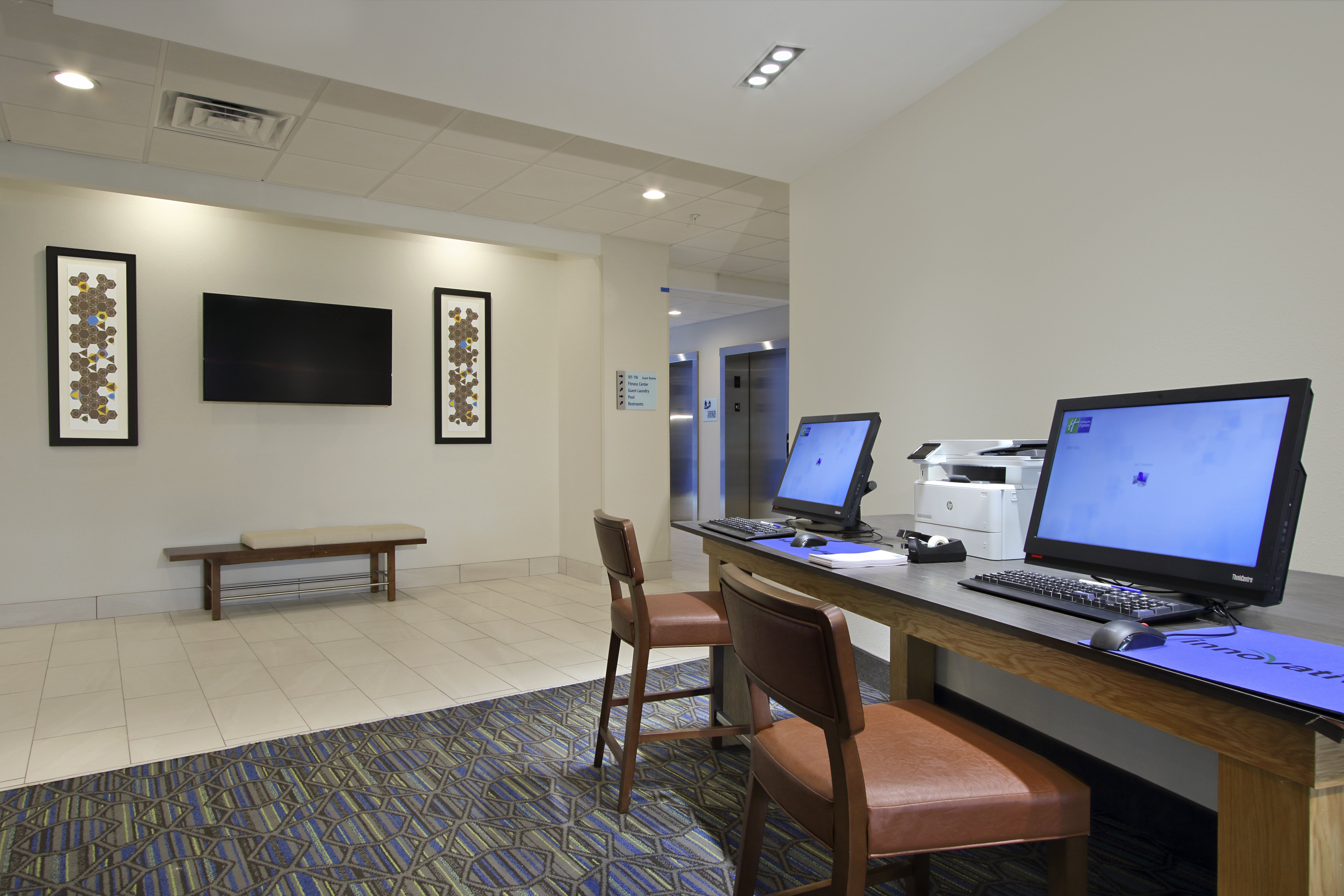 Holiday Inn Express Suites Columbus North 51/54