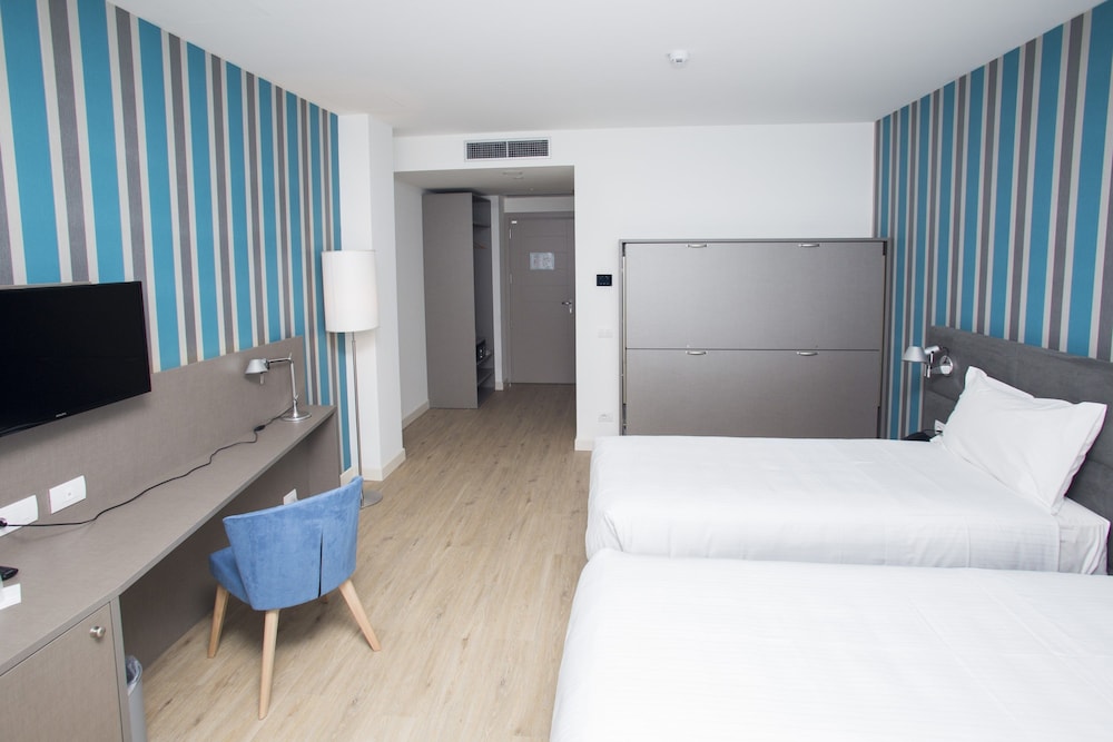 Room, Twin Beds