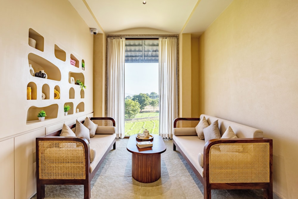 ELIVAAS Cows and Cuddles 4 BHK with Pvt Pool and Garden 44/68