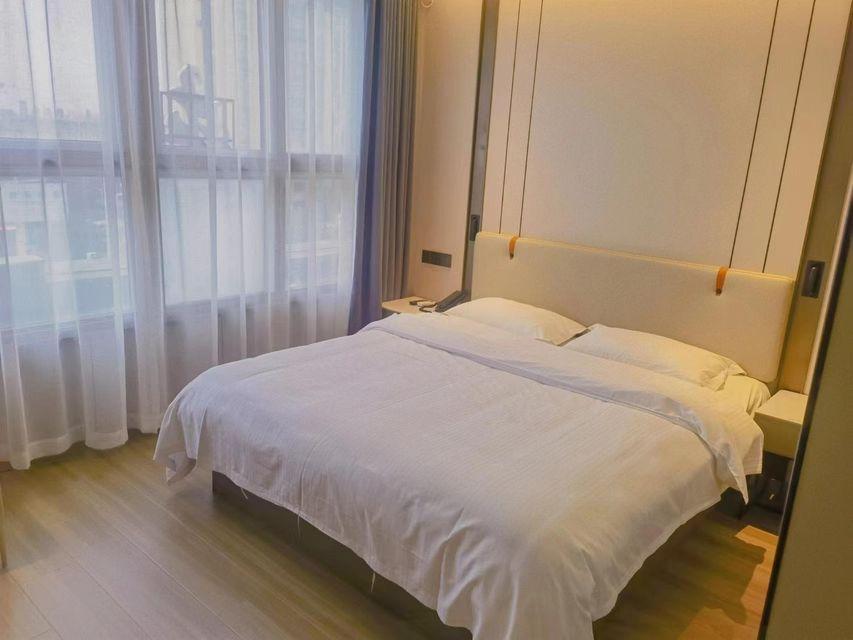 Smart, Queen Bed