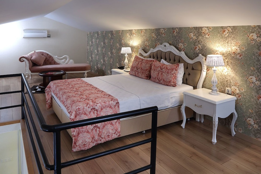 SUITE, DOUBLE BED, LAKE VIEW