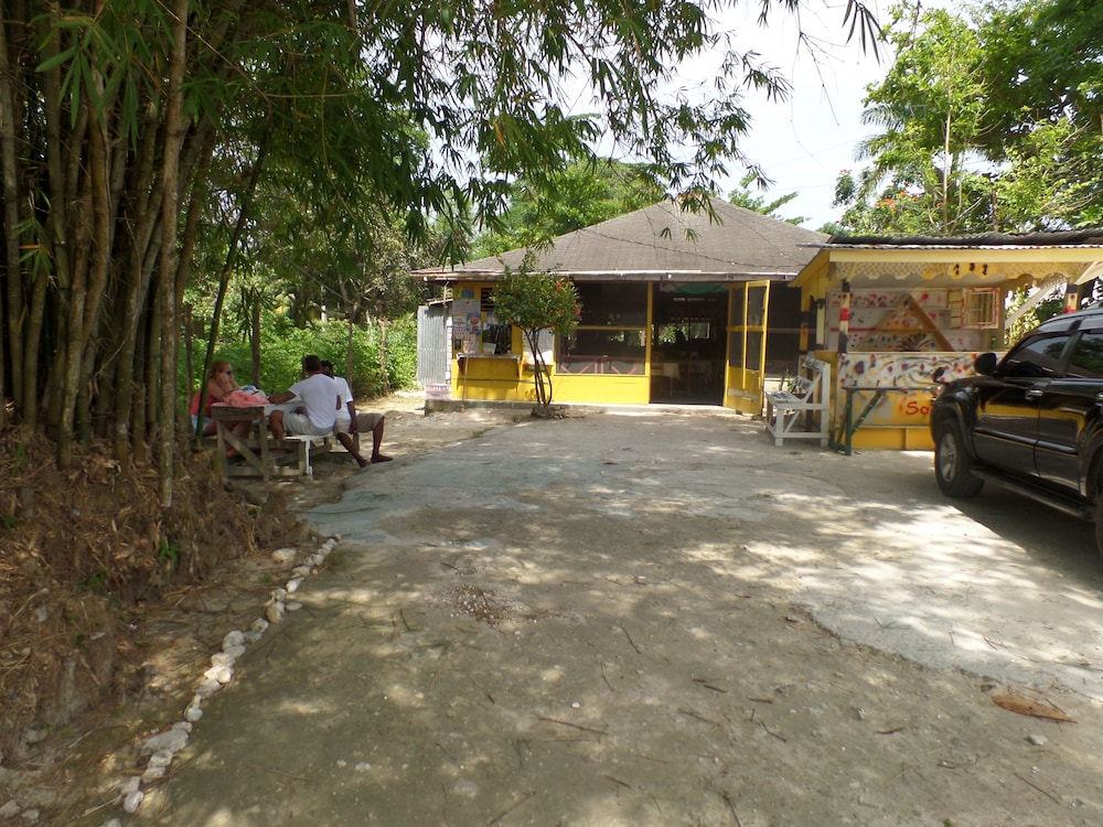Beach Road Cottages At Jah Bs 22/29