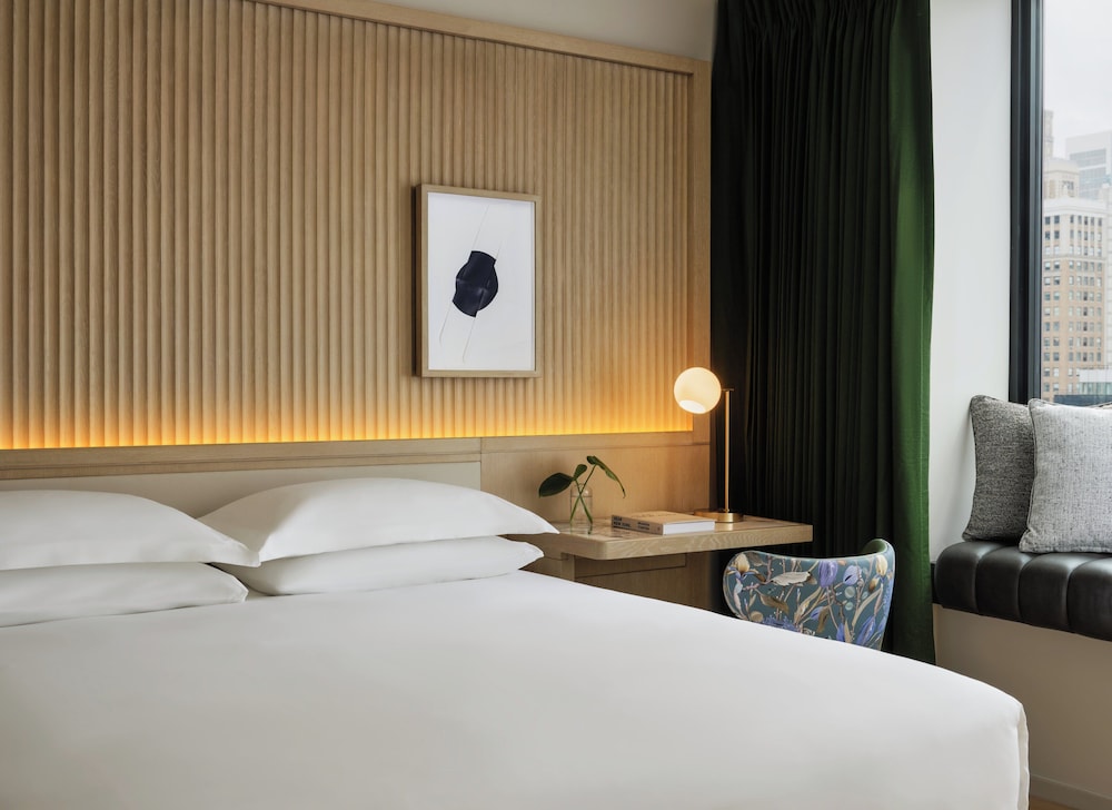 Room, King Bed, Empire Building View, Accessible