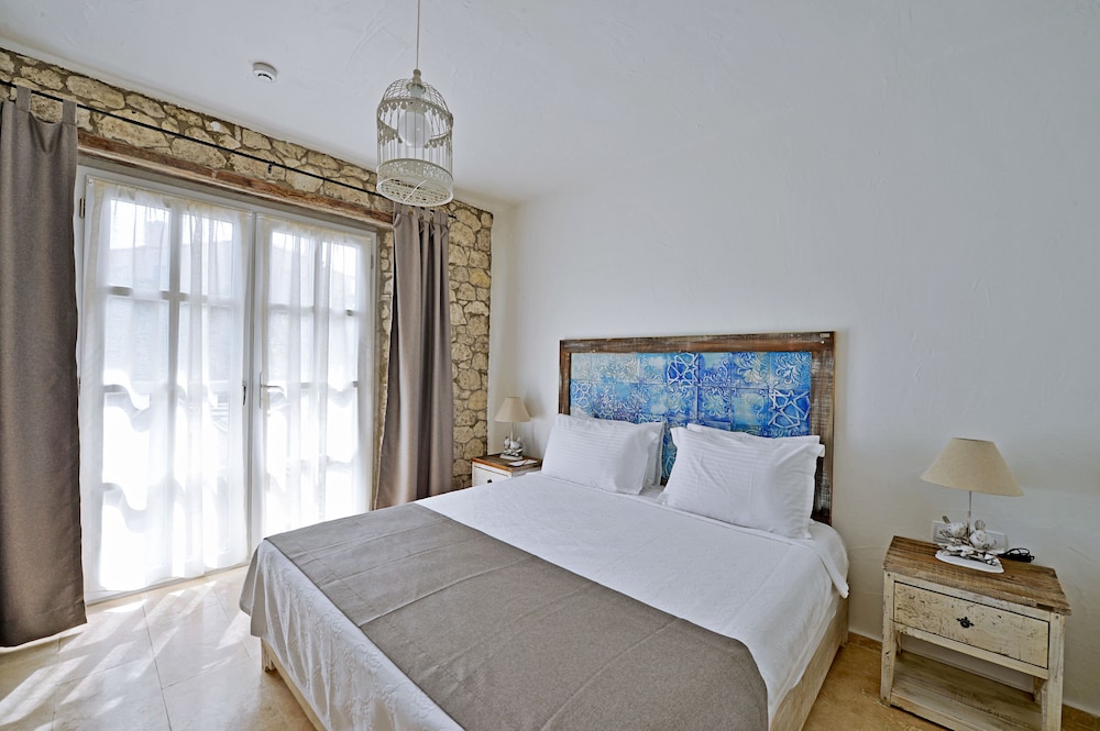 Bay C Hotel 9/50