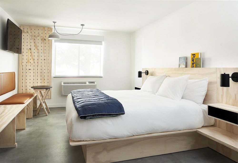 ROOM, KING BED, WITH VIEW