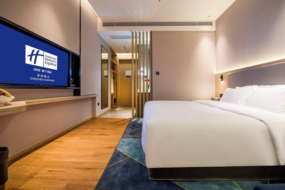 Standard, King Bed, Extra Floor Space