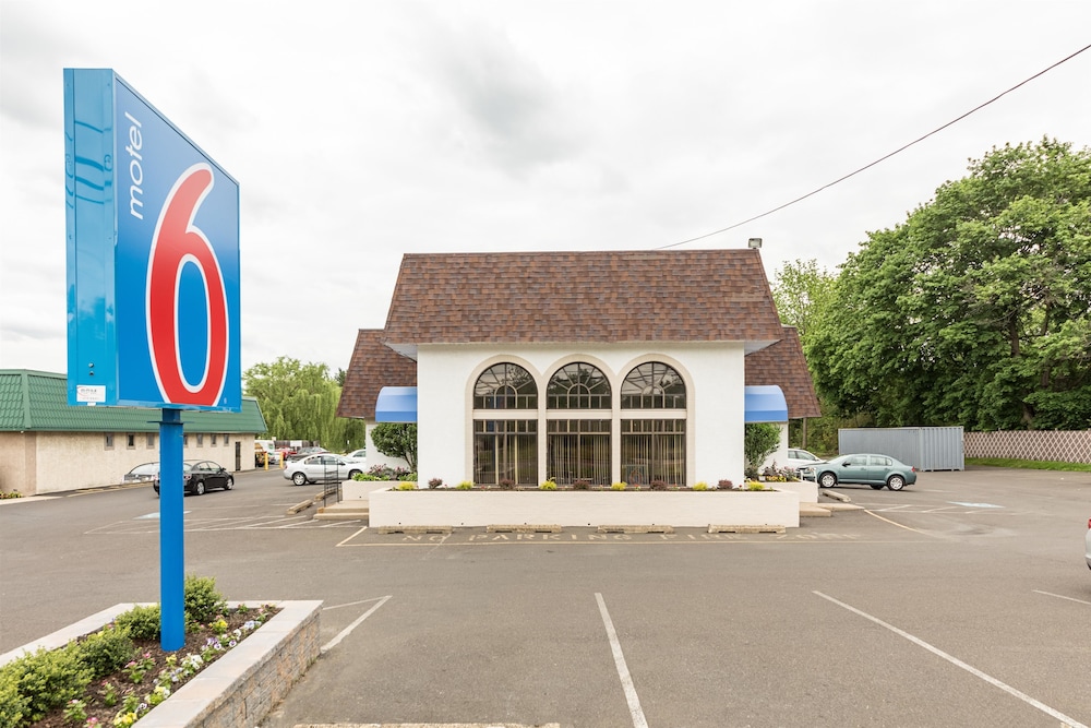 Motel6 Warminster, PA 38/48