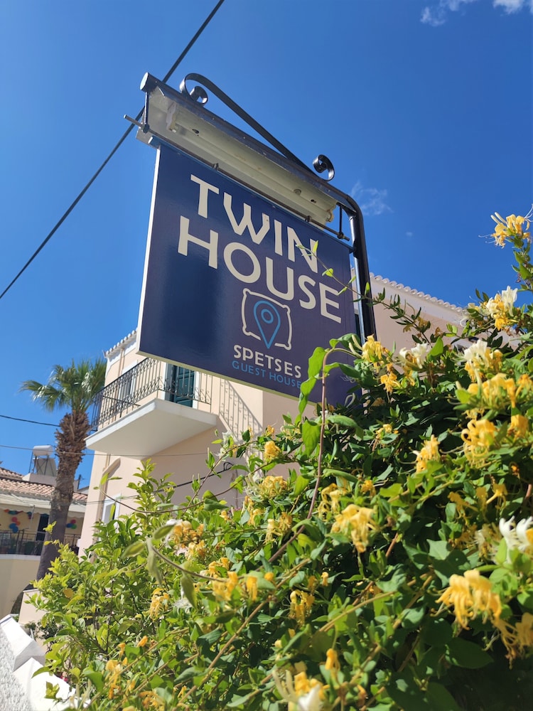 Twin House 2/40