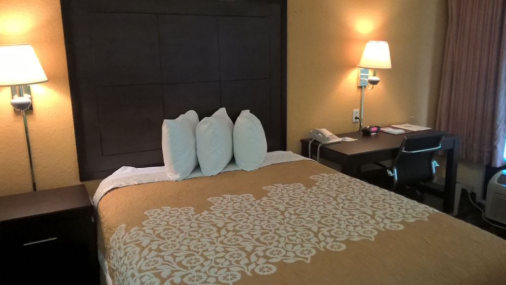 Days Inn & Suites By Wyndham Port Richey 19/45