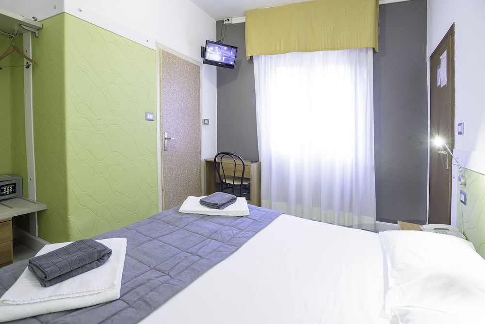 ROOM, DOUBLE BED