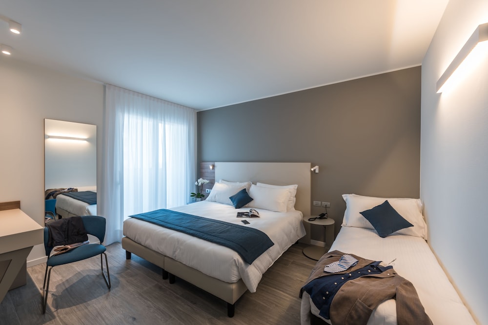 2 BEDROOMS, SUITE