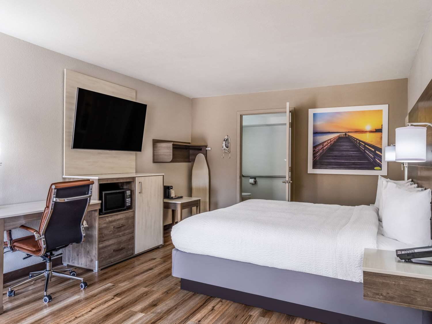 Days Inn by Wyndham Clemson 18/36