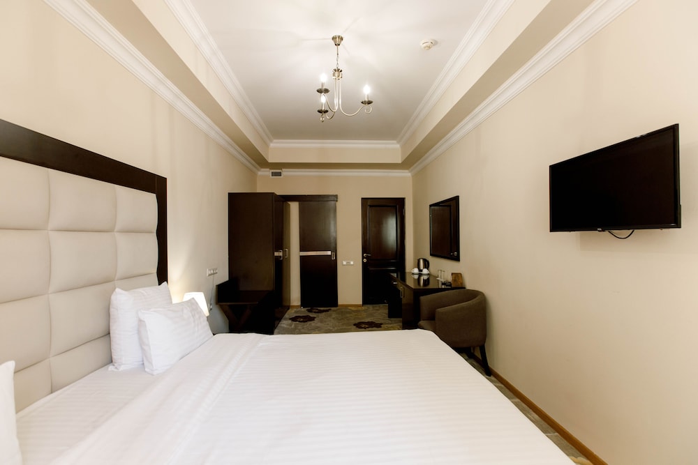 Hotel 14th Floor 6/41